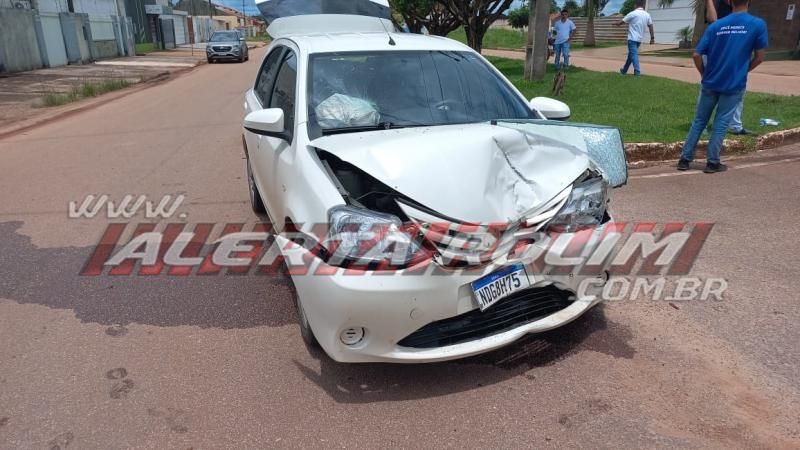 Colisão entre três carros foi registrada nesta sexta-feira em Rolim de Moura - Vídeo Colisão entre três carros foi registrada nesta sexta-feira em Rolim de Moura - Vídeo