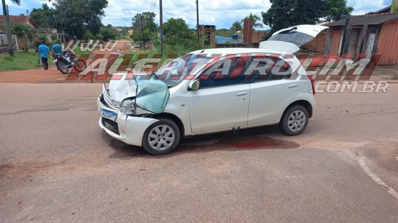 Colisão entre três carros foi registrada nesta sexta-feira em Rolim de Moura - Vídeo Colisão entre três carros foi registrada nesta sexta-feira em Rolim de Moura - Vídeo