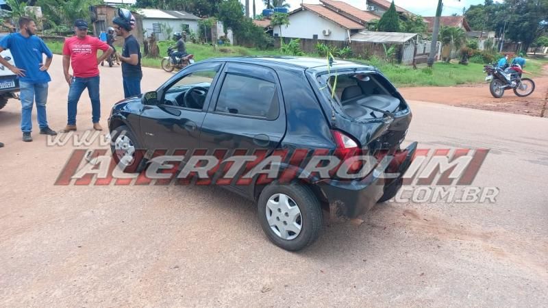 Colisão entre três carros foi registrada nesta sexta-feira em Rolim de Moura - Vídeo Colisão entre três carros foi registrada nesta sexta-feira em Rolim de Moura - Vídeo