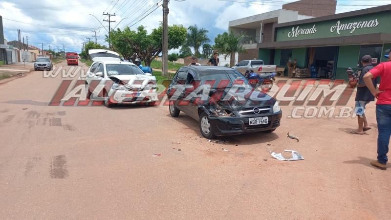 Colisão entre três carros foi registrada nesta sexta-feira em Rolim de Moura - Vídeo Colisão entre três carros foi registrada nesta sexta-feira em Rolim de Moura - Vídeo