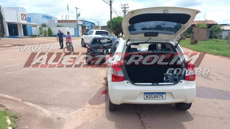 Colisão entre três carros foi registrada nesta sexta-feira em Rolim de Moura - Vídeo Colisão entre três carros foi registrada nesta sexta-feira em Rolim de Moura - Vídeo