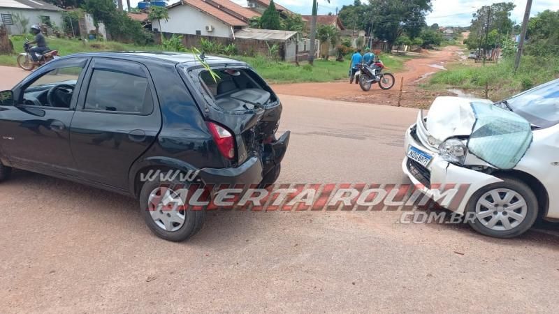 Colisão entre três carros foi registrada nesta sexta-feira em Rolim de Moura - Vídeo Colisão entre três carros foi registrada nesta sexta-feira em Rolim de Moura - Vídeo