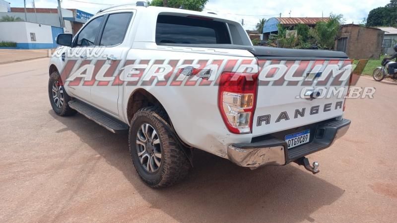 Colisão entre três carros foi registrada nesta sexta-feira em Rolim de Moura - Vídeo Colisão entre três carros foi registrada nesta sexta-feira em Rolim de Moura - Vídeo