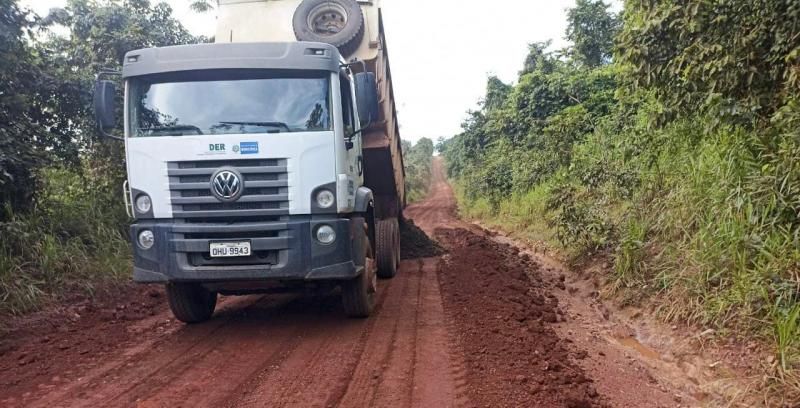 Concluída a ponte do travessão das linhas 196 para 200 lado sul em Rolim de Moura Concluída a ponte do travessão das linhas 196 para 200 lado sul em Rolim de Moura