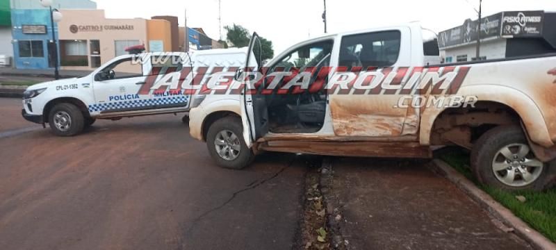 Condutor de Corolla avança via e atinge Hilux no Centro de Rolim de Moura - Vídeo Condutor de Corolla avança via e atinge Hilux no Centro de Rolim de Moura - Vídeo