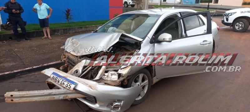 Condutor de Corolla avança via e atinge Hilux no Centro de Rolim de Moura - Vídeo Condutor de Corolla avança via e atinge Hilux no Centro de Rolim de Moura - Vídeo