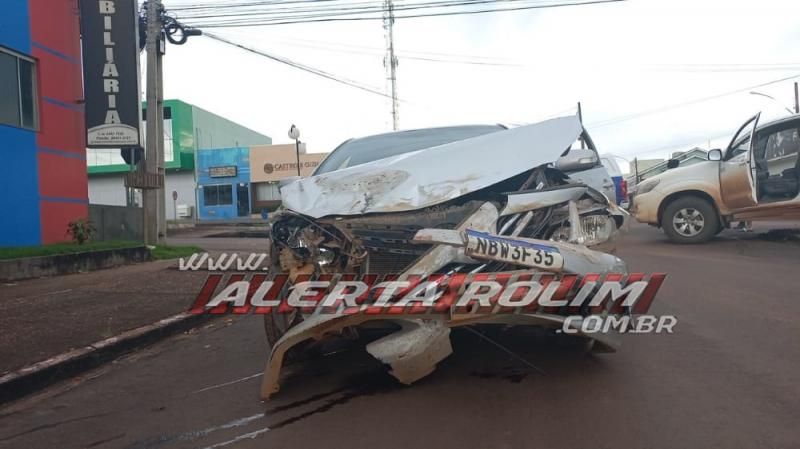 Condutor de Corolla avança via e atinge Hilux no Centro de Rolim de Moura - Vídeo Condutor de Corolla avança via e atinge Hilux no Centro de Rolim de Moura - Vídeo