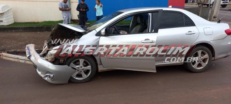 Condutor de Corolla avança via e atinge Hilux no Centro de Rolim de Moura - Vídeo Condutor de Corolla avança via e atinge Hilux no Centro de Rolim de Moura - Vídeo