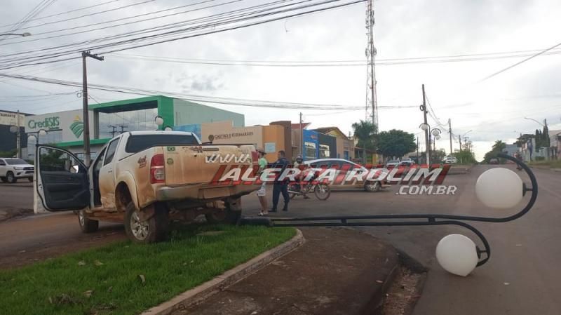 Condutor de Corolla avança via e atinge Hilux no Centro de Rolim de Moura - Vídeo Condutor de Corolla avança via e atinge Hilux no Centro de Rolim de Moura - Vídeo