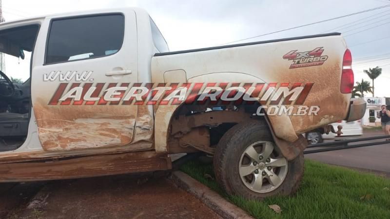 Condutor de Corolla avança via e atinge Hilux no Centro de Rolim de Moura - Vídeo Condutor de Corolla avança via e atinge Hilux no Centro de Rolim de Moura - Vídeo