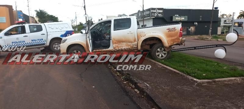 Condutor de Corolla avança via e atinge Hilux no Centro de Rolim de Moura - Vídeo Condutor de Corolla avança via e atinge Hilux no Centro de Rolim de Moura - Vídeo