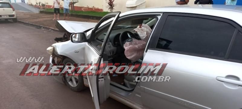 Condutor de Corolla avança via e atinge Hilux no Centro de Rolim de Moura - Vídeo Condutor de Corolla avança via e atinge Hilux no Centro de Rolim de Moura - Vídeo