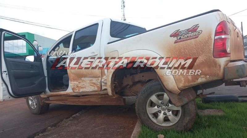 Condutor de Corolla avança via e atinge Hilux no Centro de Rolim de Moura - Vídeo Condutor de Corolla avança via e atinge Hilux no Centro de Rolim de Moura - Vídeo