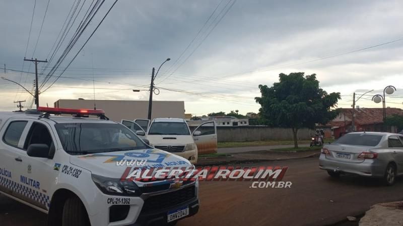 Condutor de Corolla avança via e atinge Hilux no Centro de Rolim de Moura - Vídeo Condutor de Corolla avança via e atinge Hilux no Centro de Rolim de Moura - Vídeo