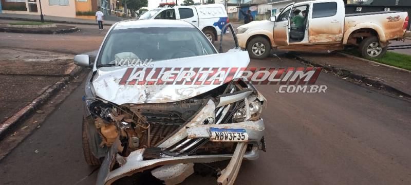 Condutor de Corolla avança via e atinge Hilux no Centro de Rolim de Moura - Vídeo Condutor de Corolla avança via e atinge Hilux no Centro de Rolim de Moura - Vídeo