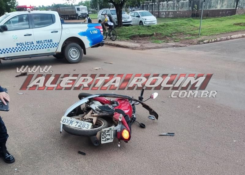 Condutor de moto fica ferido ao ser atingido por carro que avançou a via em Rolim de Moura Condutor de moto fica ferido ao ser atingido por carro que avançou a via em Rolim de Moura