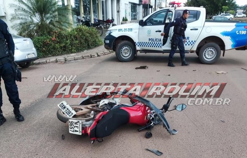 Condutor de moto fica ferido ao ser atingido por carro que avançou a via em Rolim de Moura Condutor de moto fica ferido ao ser atingido por carro que avançou a via em Rolim de Moura