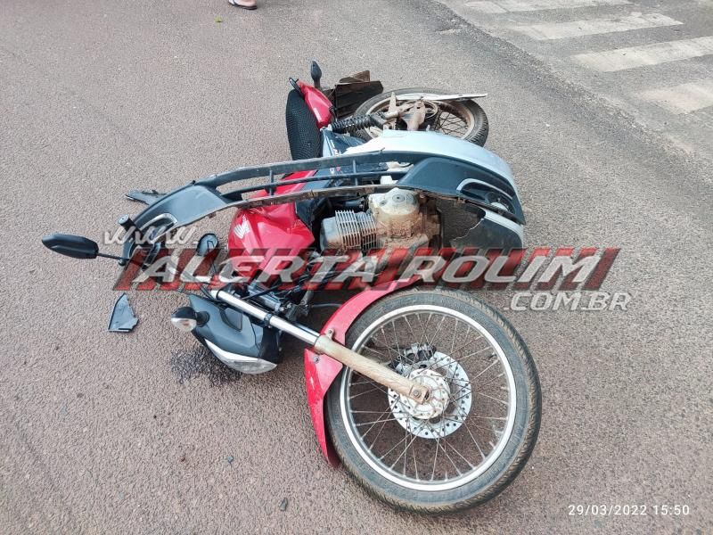 Condutor de moto fica ferido ao ser atingido por carro que avançou a via em Rolim de Moura Condutor de moto fica ferido ao ser atingido por carro que avançou a via em Rolim de Moura