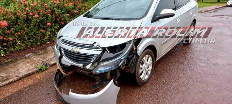 Condutor de moto fica ferido ao ser atingido por carro que avançou a via em Rolim de Moura Condutor de moto fica ferido ao ser atingido por carro que avançou a via em Rolim de Moura