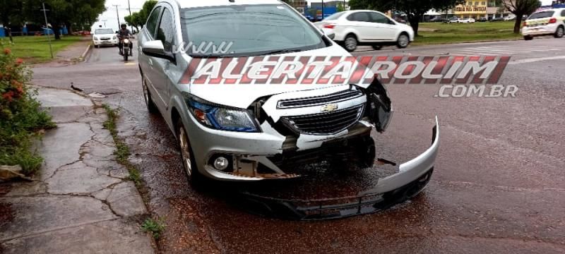 Condutor de moto fica ferido ao ser atingido por carro que avançou a via em Rolim de Moura Condutor de moto fica ferido ao ser atingido por carro que avançou a via em Rolim de Moura