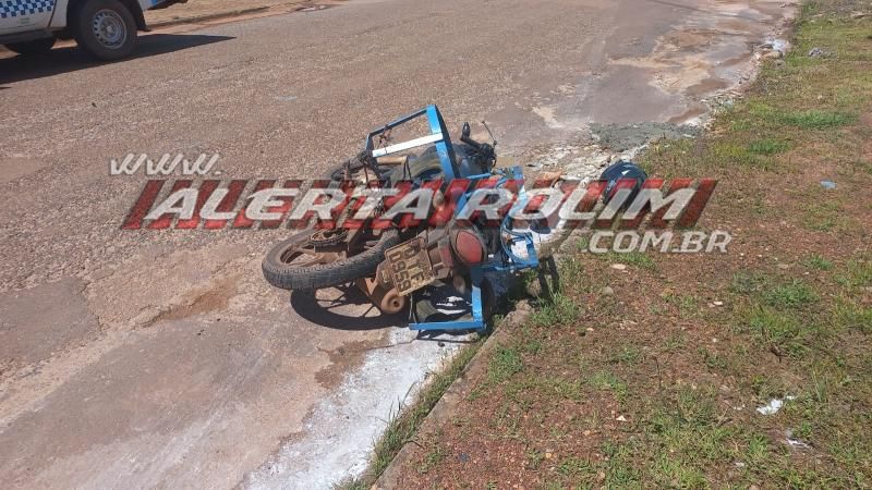 Entregador de gás ficou ferido ao atingir carro que cruzou a Avenida São Paulo nesta tarde em Rolim de Moura – Vídeo Entregador de gás ficou ferido ao atingir carro que cruzou a Avenida São Paulo nesta tarde em Rolim de Moura – Vídeo