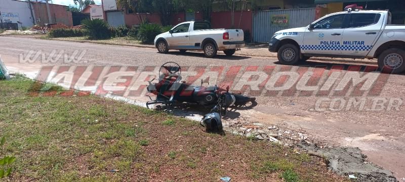 Entregador de gás ficou ferido ao atingir carro que cruzou a Avenida São Paulo nesta tarde em Rolim de Moura – Vídeo Entregador de gás ficou ferido ao atingir carro que cruzou a Avenida São Paulo nesta tarde em Rolim de Moura – Vídeo