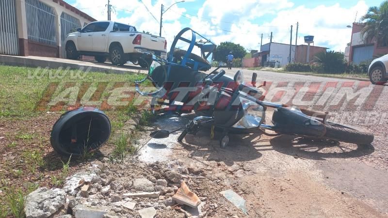 Entregador de gás ficou ferido ao atingir carro que cruzou a Avenida São Paulo nesta tarde em Rolim de Moura – Vídeo Entregador de gás ficou ferido ao atingir carro que cruzou a Avenida São Paulo nesta tarde em Rolim de Moura – Vídeo