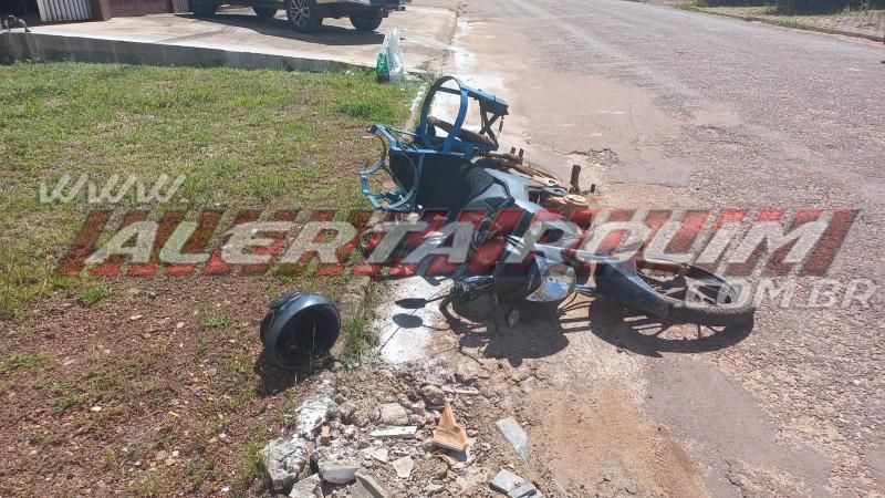 Entregador de gás ficou ferido ao atingir carro que cruzou a Avenida São Paulo nesta tarde em Rolim de Moura – Vídeo Entregador de gás ficou ferido ao atingir carro que cruzou a Avenida São Paulo nesta tarde em Rolim de Moura – Vídeo