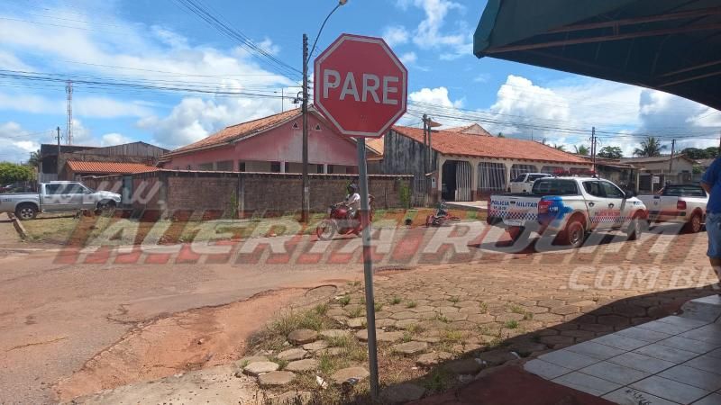 Entregador de gás ficou ferido ao atingir carro que cruzou a Avenida São Paulo nesta tarde em Rolim de Moura – Vídeo Entregador de gás ficou ferido ao atingir carro que cruzou a Avenida São Paulo nesta tarde em Rolim de Moura – Vídeo