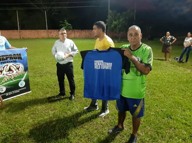Escolinha de futebol, do projeto social Formando Campeões, recebeu material esportivo em Rolim de Moura Escolinha de futebol, do projeto social Formando Campeões, recebeu material esportivo em Rolim de Moura
