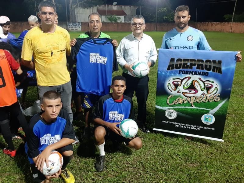 Escolinha de futebol, do projeto social Formando Campeões, recebeu material esportivo em Rolim de Moura Escolinha de futebol, do projeto social Formando Campeões, recebeu material esportivo em Rolim de Moura