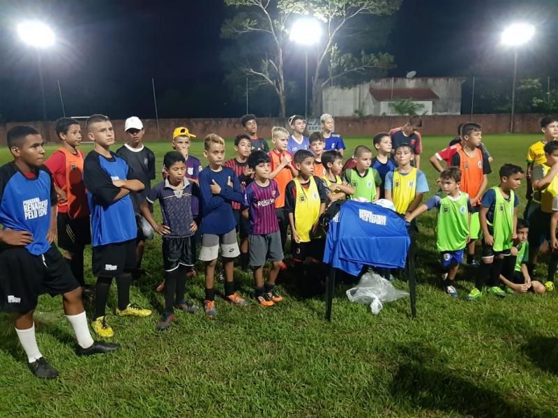Escolinha de futebol, do projeto social Formando Campeões, recebeu material esportivo em Rolim de Moura Escolinha de futebol, do projeto social Formando Campeões, recebeu material esportivo em Rolim de Moura