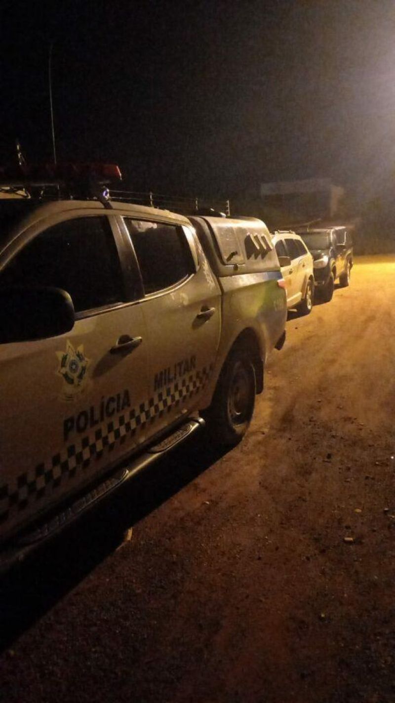 Homens encapuzados invadem residência e matam mulher com 20 facadas em Espigão Homens encapuzados invadem residência e matam mulher com 20 facadas em Espigão