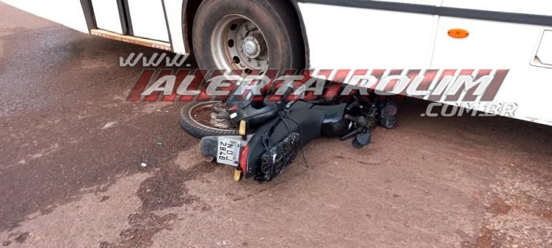 Moto vai parar embaixo de ônibus após colisão na Rua Rio Madeira; Motociclista foi socorrido pelos bombeiros militares - Vídeo Moto vai parar embaixo de ônibus após colisão na Rua Rio Madeira; Motociclista foi socorrido pelos bombeiros militares - Vídeo