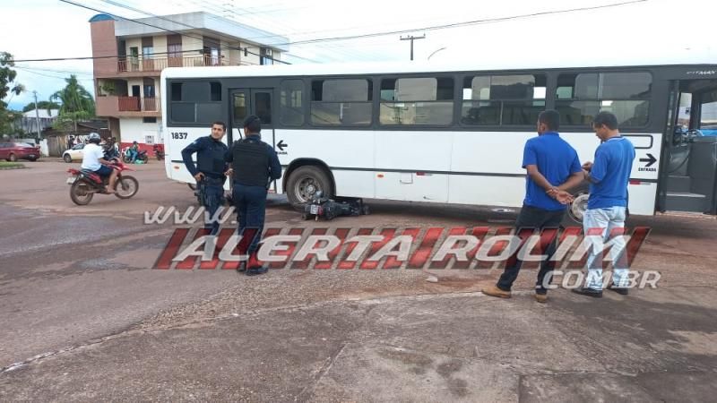 Moto vai parar embaixo de ônibus após colisão na Rua Rio Madeira; Motociclista foi socorrido pelos bombeiros militares - Vídeo Moto vai parar embaixo de ônibus após colisão na Rua Rio Madeira; Motociclista foi socorrido pelos bombeiros militares - Vídeo