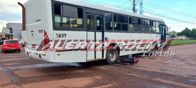 Moto vai parar embaixo de ônibus após colisão na Rua Rio Madeira; Motociclista foi socorrido pelos bombeiros militares - Vídeo Moto vai parar embaixo de ônibus após colisão na Rua Rio Madeira; Motociclista foi socorrido pelos bombeiros militares - Vídeo