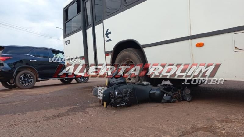 Moto vai parar embaixo de ônibus após colisão na Rua Rio Madeira; Motociclista foi socorrido pelos bombeiros militares - Vídeo Moto vai parar embaixo de ônibus após colisão na Rua Rio Madeira; Motociclista foi socorrido pelos bombeiros militares - Vídeo
