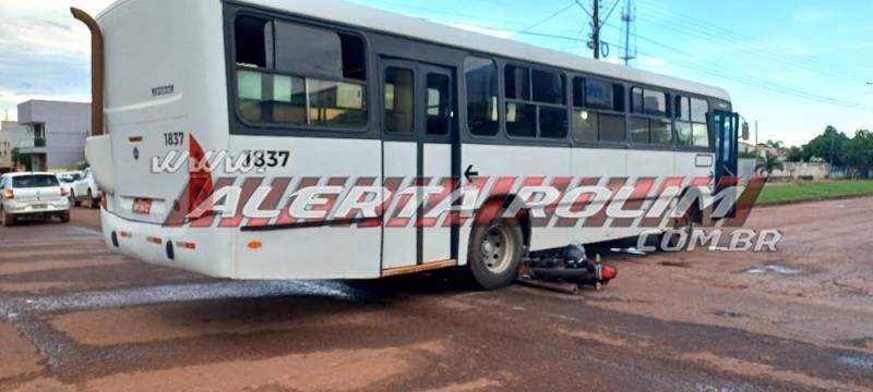 Moto vai parar embaixo de ônibus após colisão na Rua Rio Madeira; Motociclista foi socorrido pelos bombeiros militares - Vídeo Moto vai parar embaixo de ônibus após colisão na Rua Rio Madeira; Motociclista foi socorrido pelos bombeiros militares - Vídeo