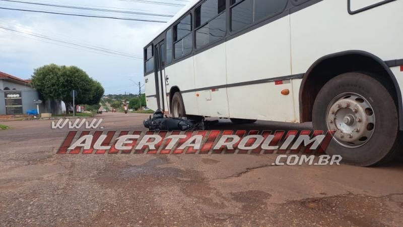 Moto vai parar embaixo de ônibus após colisão na Rua Rio Madeira; Motociclista foi socorrido pelos bombeiros militares - Vídeo Moto vai parar embaixo de ônibus após colisão na Rua Rio Madeira; Motociclista foi socorrido pelos bombeiros militares - Vídeo