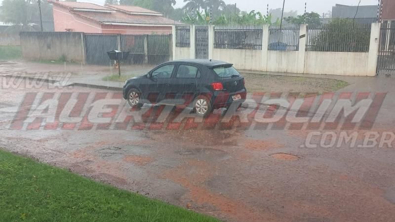 Motociclista bate na traseira de carro após condutora diminuir a velocidade devido a buracos na via, em Rolim de Moura Motociclista bate na traseira de carro após condutora diminuir a velocidade devido a buracos na via, em Rolim de Moura