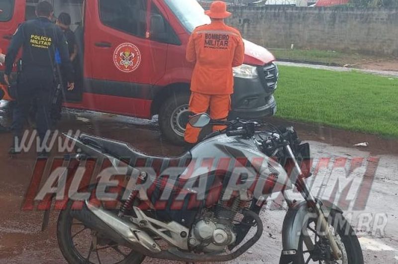 Motociclista bate na traseira de carro após condutora diminuir a velocidade devido a buracos na via, em Rolim de Moura Motociclista bate na traseira de carro após condutora diminuir a velocidade devido a buracos na via, em Rolim de Moura