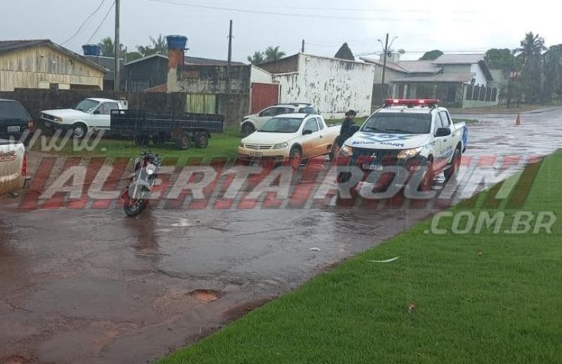 Motociclista bate na traseira de carro após condutora diminuir a velocidade devido a buracos na via, em Rolim de Moura Motociclista bate na traseira de carro após condutora diminuir a velocidade devido a buracos na via, em Rolim de Moura