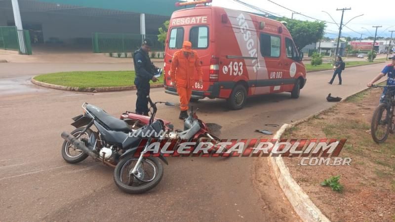 Motociclista é socorrido com suspeita de fratura após colidir em moto que avançou a via em Rolim de Moura – Veja o vídeo Motociclista é socorrido com suspeita de fratura após colidir em moto que avançou a via em Rolim de Moura – Veja o vídeo