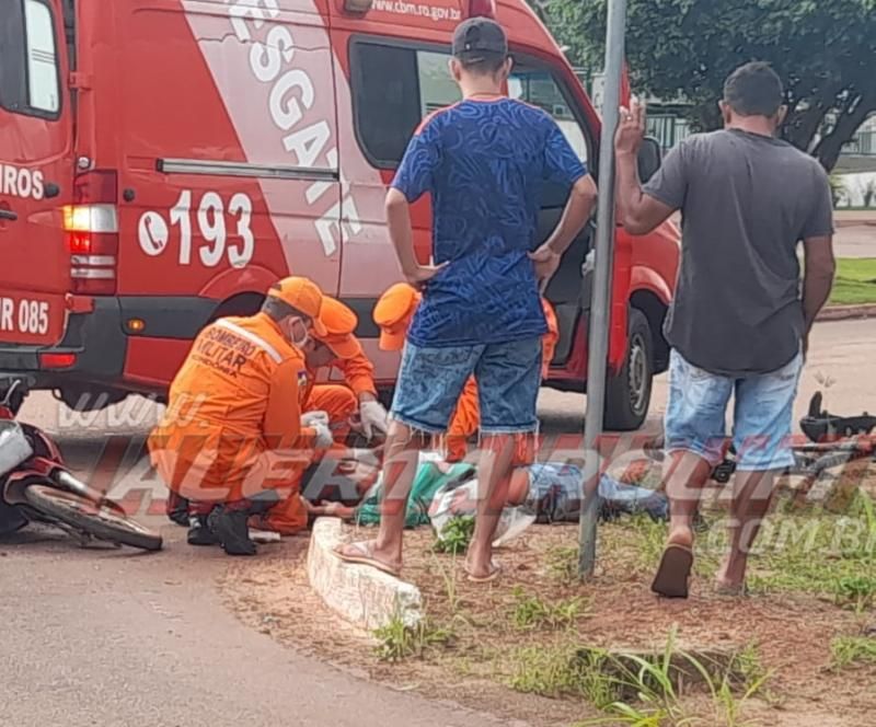 Motociclista é socorrido com suspeita de fratura após colidir em moto que avançou a via em Rolim de Moura – Veja o vídeo Motociclista é socorrido com suspeita de fratura após colidir em moto que avançou a via em Rolim de Moura – Veja o vídeo