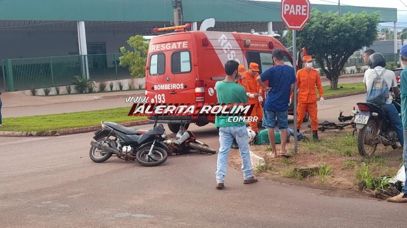 Motociclista é socorrido com suspeita de fratura após colidir em moto que avançou a via em Rolim de Moura – Veja o vídeo Motociclista é socorrido com suspeita de fratura após colidir em moto que avançou a via em Rolim de Moura – Veja o vídeo