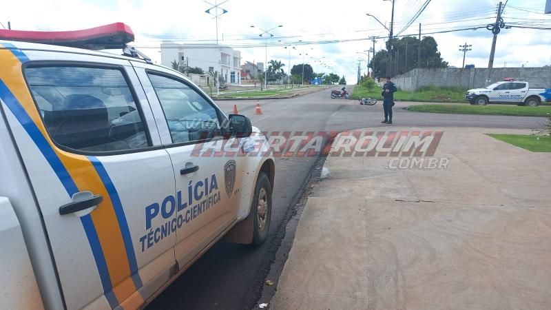 Motociclista inabilitado e passageira ficam feridos ao serem atingidos por carro que avançou a via em Rolim de Moura - Vídeo Motociclista inabilitado e passageira ficam feridos ao serem atingidos por carro que avançou a via em Rolim de Moura - Vídeo