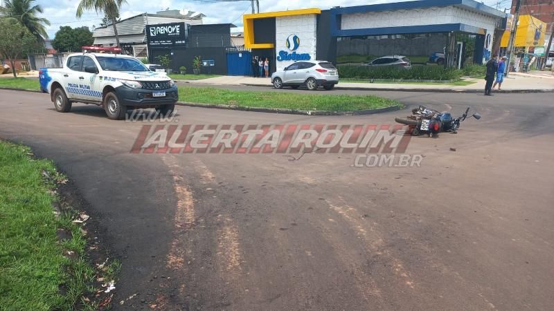 Motociclista inabilitado e passageira ficam feridos ao serem atingidos por carro que avançou a via em Rolim de Moura - Vídeo Motociclista inabilitado e passageira ficam feridos ao serem atingidos por carro que avançou a via em Rolim de Moura - Vídeo