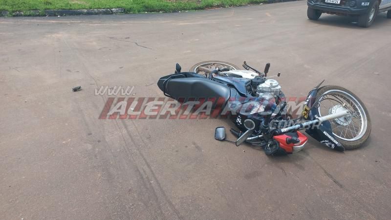 Motociclista inabilitado e passageira ficam feridos ao serem atingidos por carro que avançou a via em Rolim de Moura - Vídeo Motociclista inabilitado e passageira ficam feridos ao serem atingidos por carro que avançou a via em Rolim de Moura - Vídeo