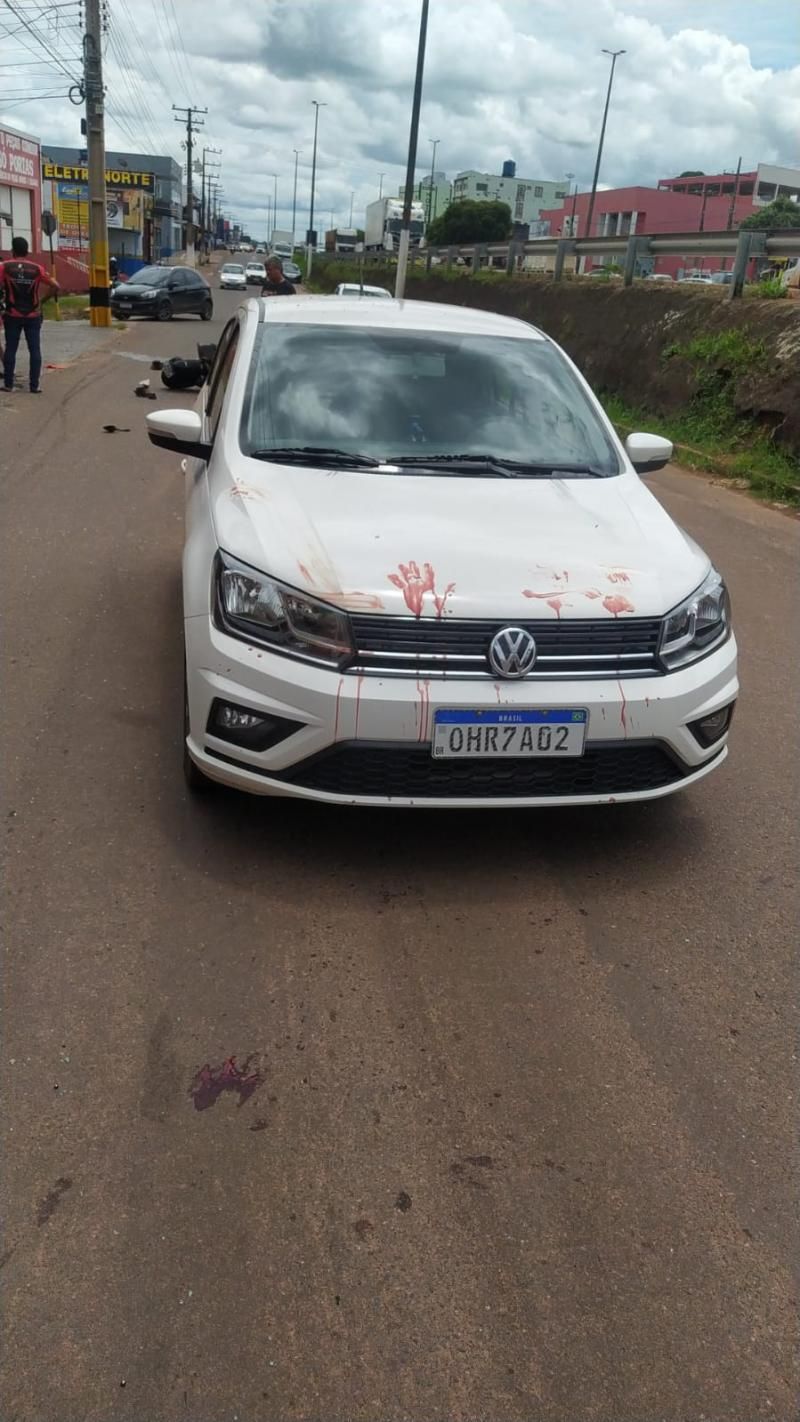 Motociclista voa por cima de carro após colisão traseira em Cacoal - Veja o vídeo Motociclista voa por cima de carro após colisão traseira em Cacoal - Veja o vídeo