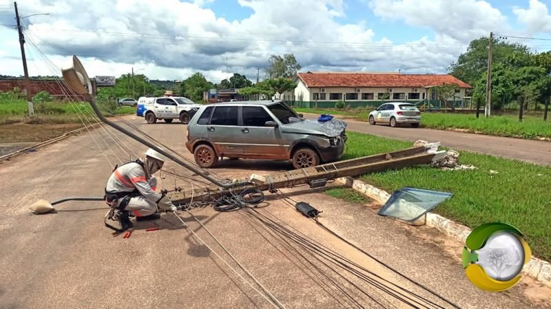 Motorista perde controle, bate veículo e derruba poste em Alta Floresta D´Oeste Motorista perde controle, bate veículo e derruba poste em Alta Floresta D´Oeste